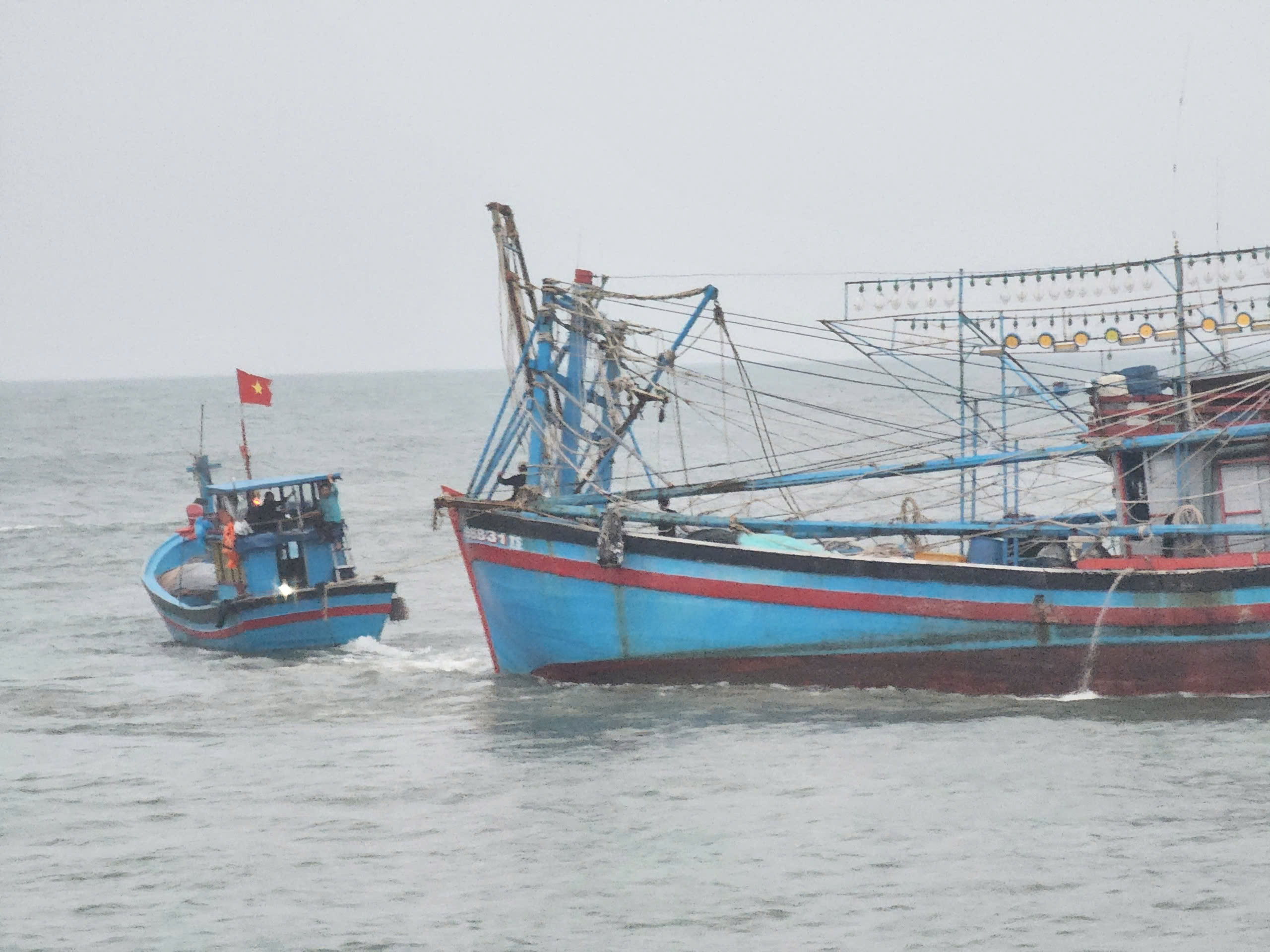 Cửa biển bồi lấp, hàng trăm tàu cá không thể ra khơi- Ảnh 2.